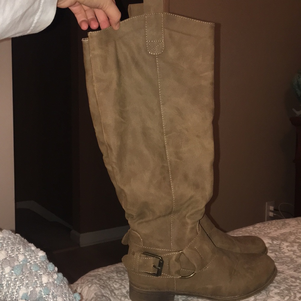 Womens soft brown tall boots.